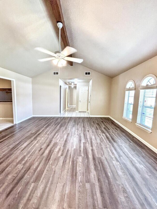Building Photo - 3-Bedroom, 2-Bathroom Home in Convenient L...