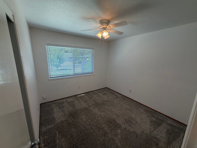 Building Photo - 3 Bedroom | 2 Bathroom | Single Family Home