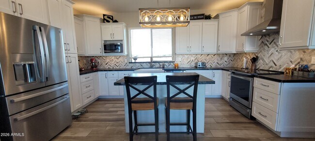 Building Photo - 900 W Hermosa Dr