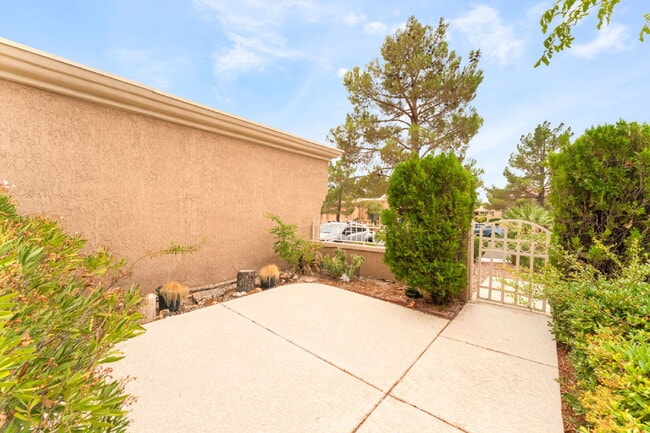 Building Photo - Sun City Summerlin 2 bedroom and 2 bathroom in a  55 and older Neighborhood