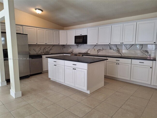 Building Photo - 4322 Woodstock Dr