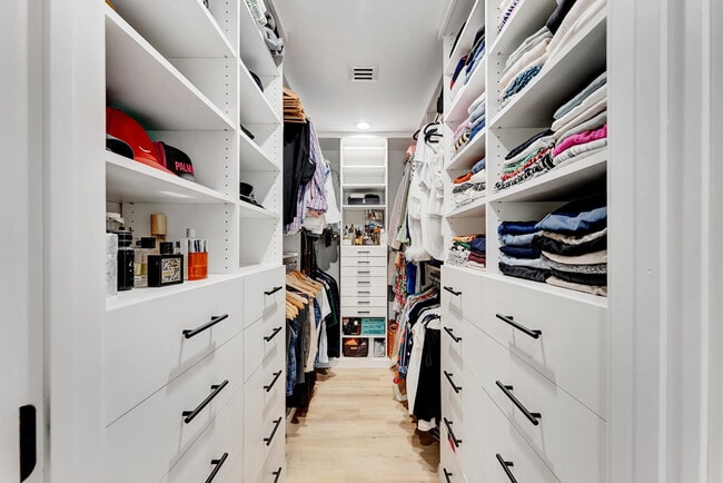 Building Photo - 707 W Boulevard Chatelaine