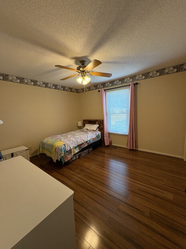 Building Photo - 321 N Valley View Dr