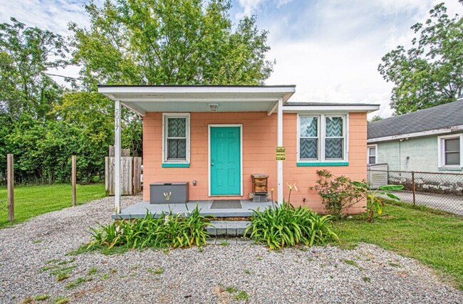 Building Photo - 2017 Comstock Ave