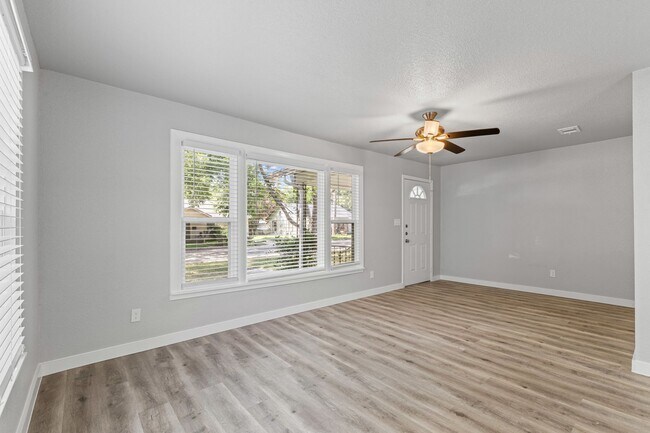 Building Photo - Charming in Cleburne!