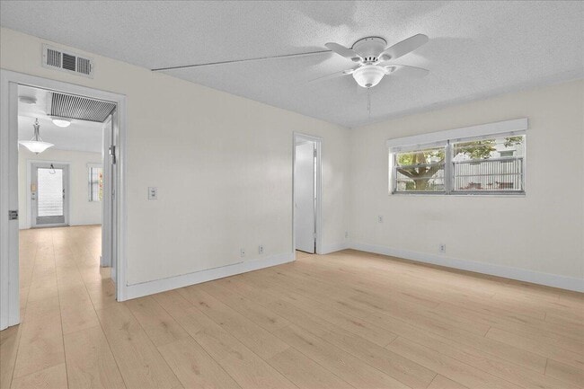 Building Photo - 142 Kent St