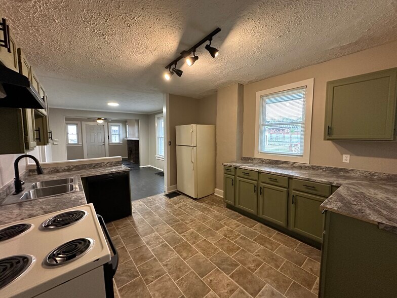 Building Photo - 424 Cherry St