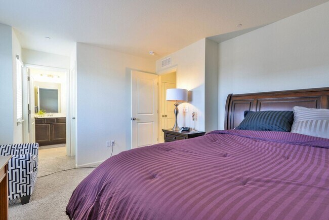 Building Photo - Beautiful 2-Bedroom, 2.5-Bath Townhome in ...
