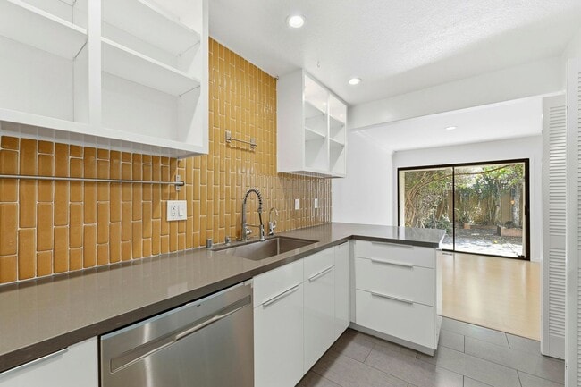 Building Photo - 2 Bedroom Townhome with Private Yard and 2 Car Garage in Santa Clara