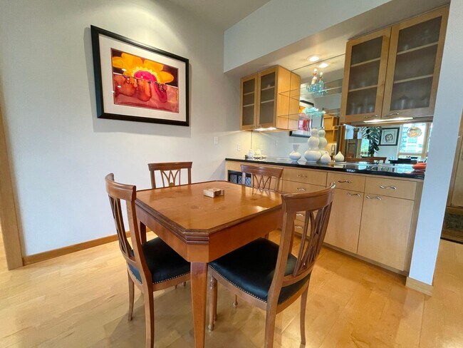 Building Photo - Gorgeous Furnished Pearl District Condo - ...