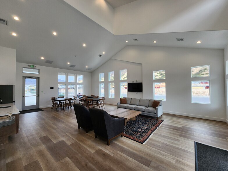 Building Photo - 4735 S Alder Dr