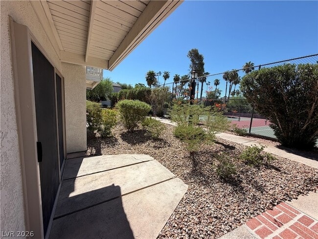 Building Photo - 586 Willow Green Dr