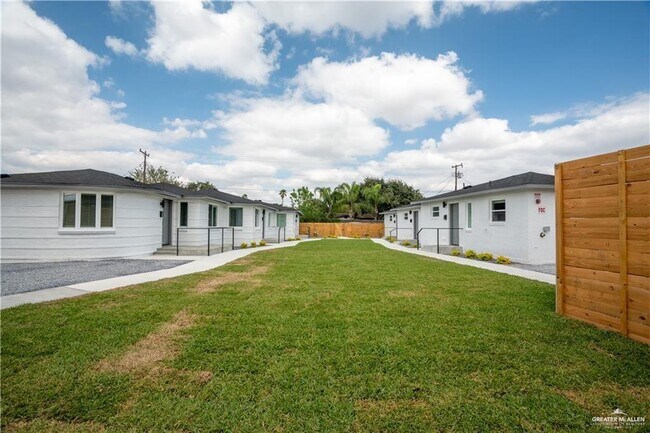 Building Photo - 17 Redwood Ave