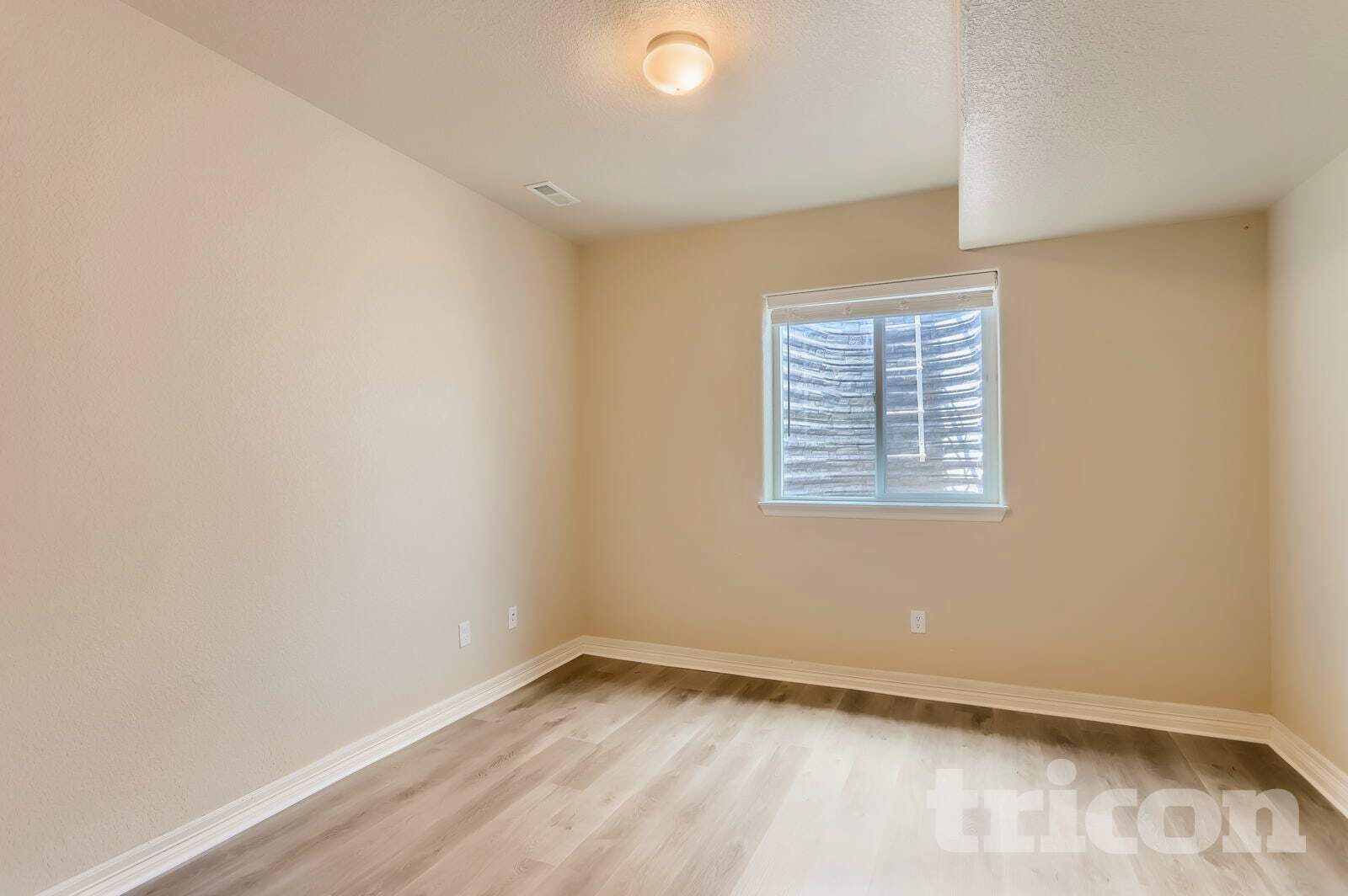 Building Photo - 688 Arches Ct