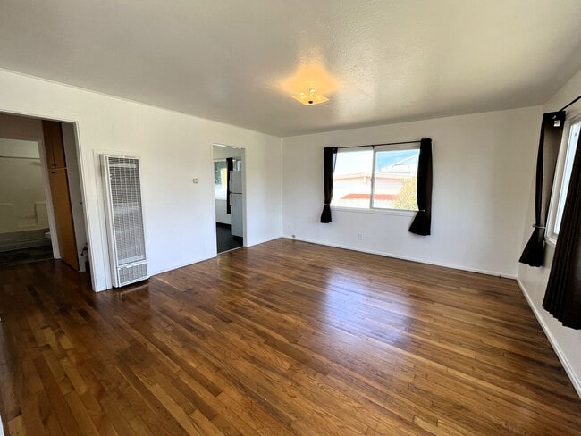 Building Photo - Pet-Friendly 2/1 Eureka Home With Large Ya...