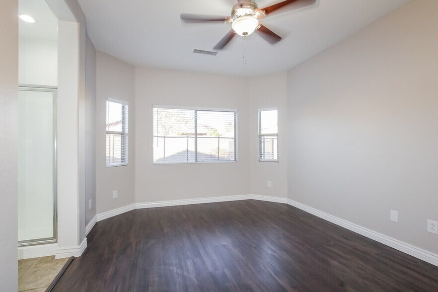 Building Photo - 13758 W Port Royale Ln