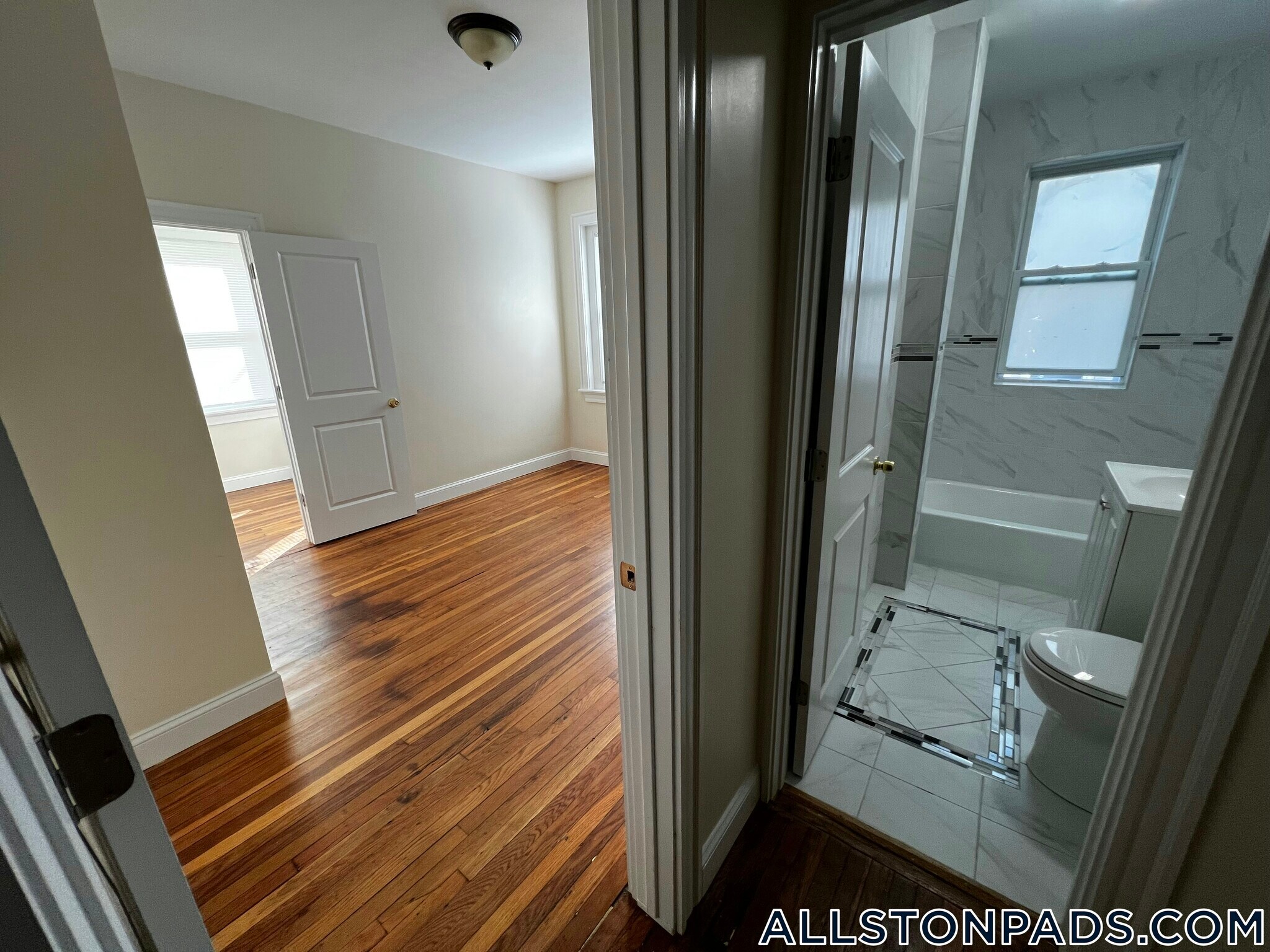 Building Photo - 248 Kelton St