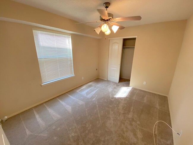 Building Photo - East El Paso 4bed3bath Refrig A/C with out...