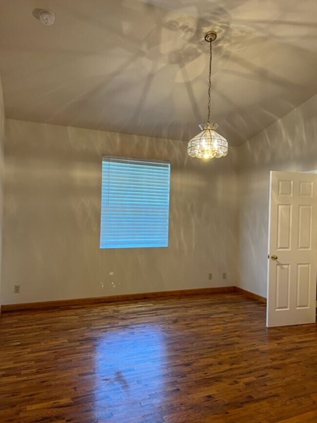 Building Photo - Beautiful Single Story home in Carmichael, 4+2, Large living area, 2 garages.