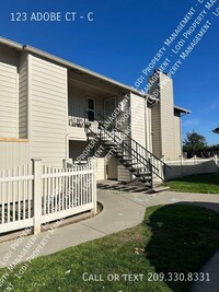 Building Photo - Downstairs 2 Bedroom 2 Bath Apartment