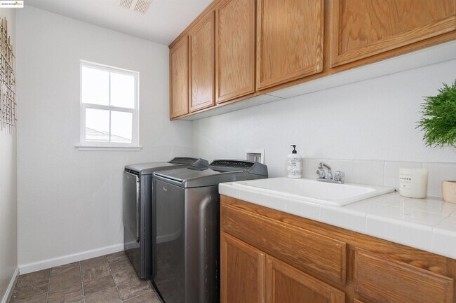 Building Photo - 411 Canyon Ct