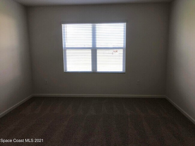 Building Photo - 388 Guinevere Dr SW