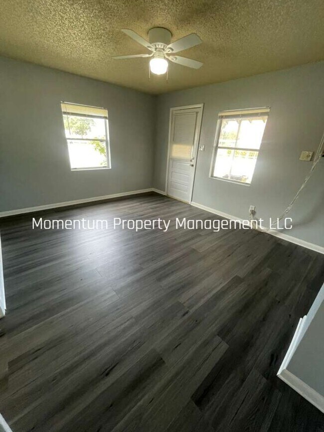 Building Photo - Cute and Cozy 2/1 in Mulberry- AVAILABLE FOR IMMEDIATE MOVE IN!!