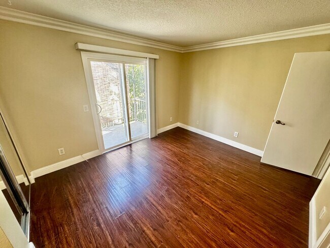 Building Photo - 1/2 off 1st month's rent! 2 Bedroom, 2 Bath & 2 Parking Spaces.