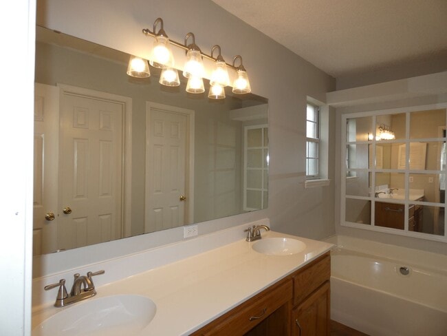 Building Photo - Spacious 3-Bedroom Home