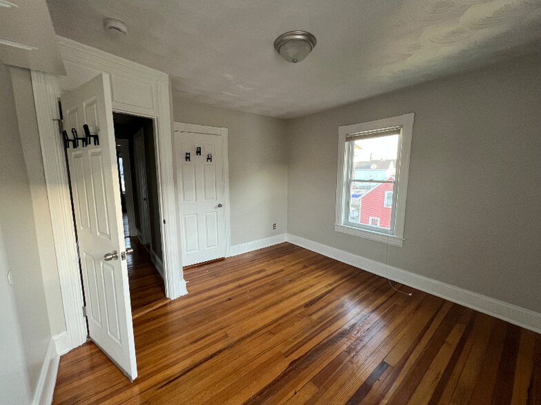 Building Photo - 360-362 Weeden St