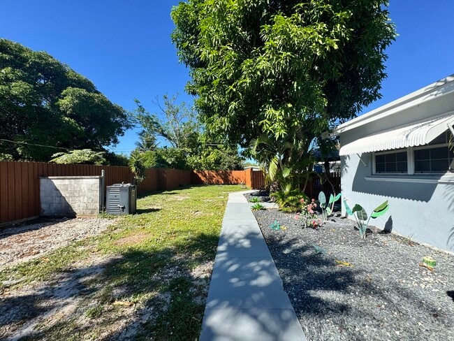 Building Photo - 919 Laurel Dr