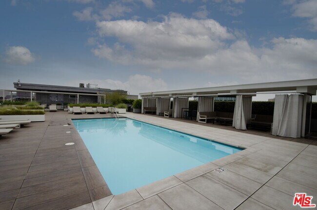 Building Photo - 527 Molino St