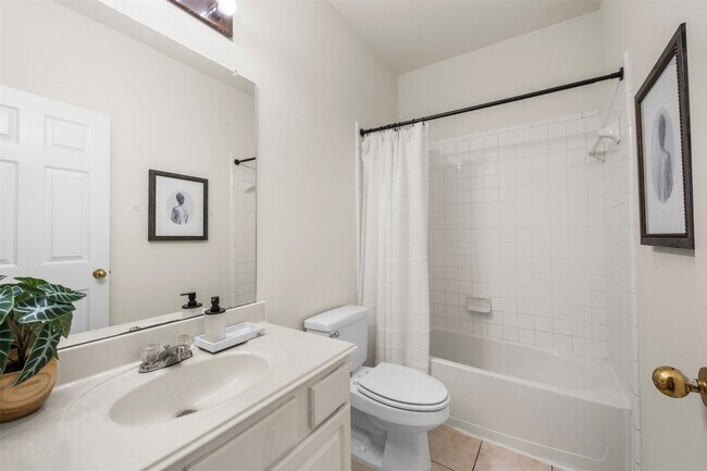 Building Photo - 9211 Memorial Hills Dr