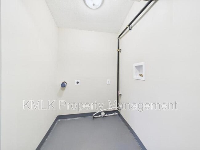 Building Photo - 9042 Maple Grove Rd