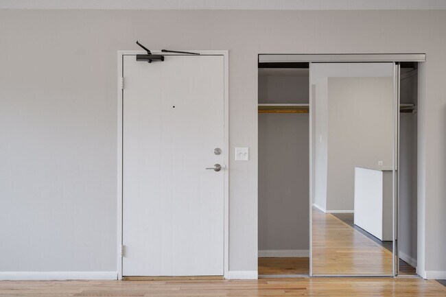 Building Photo - Large Remodeled 2 Bedroom