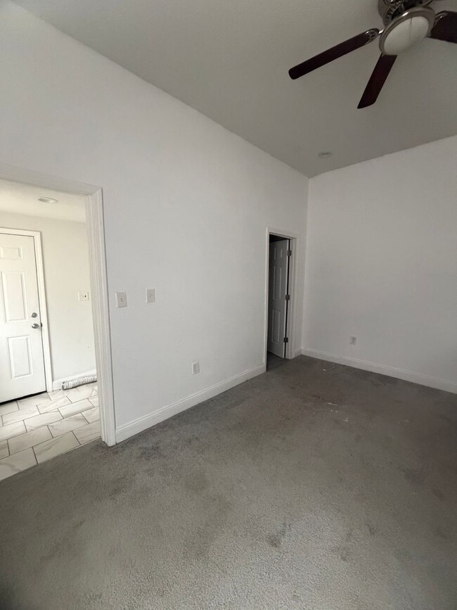 Building Photo - 2 Bedroom 1 Bath unit located in South End of Saint Joseph Mo