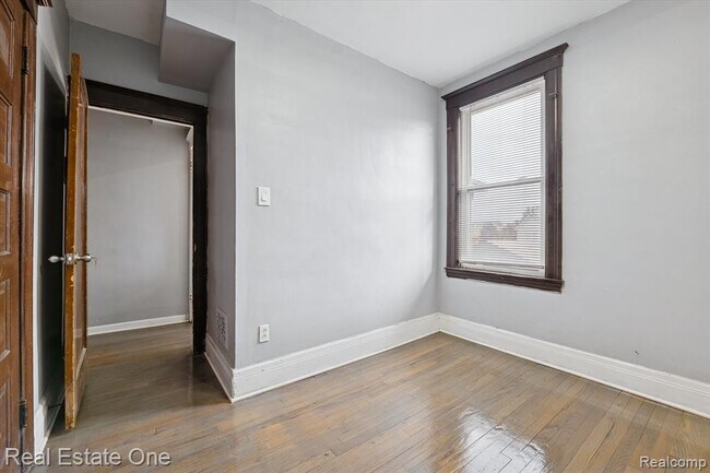 Building Photo - 304 Hendrie St