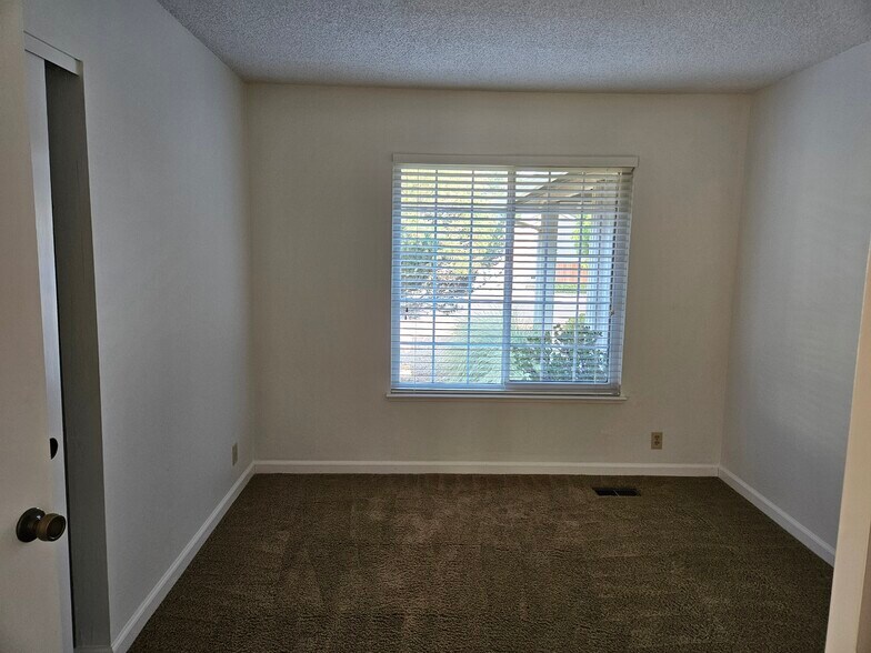 Third bedroom - 328 Burning Tree Dr