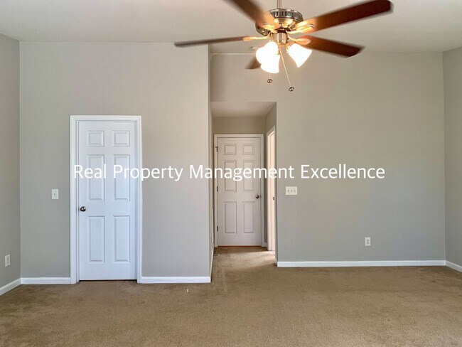 Building Photo - Raleigh Townhome Convenient to I440 & I540, Huge Master Suite, Near Anderson Pointe Park!