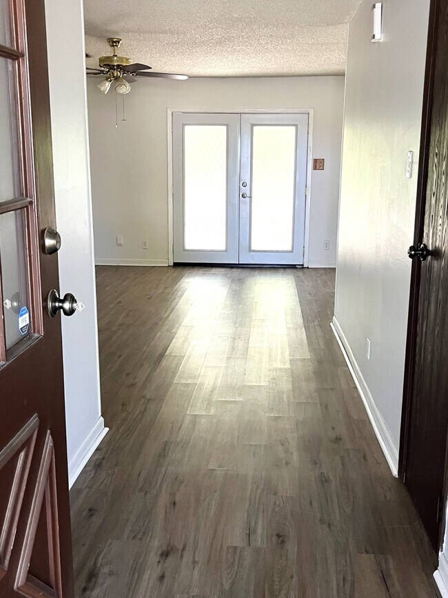 Building Photo - 538 Camelot Dr