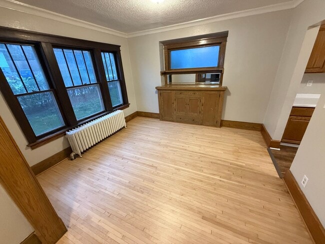 Building Photo - 6 bedroom 2 bath