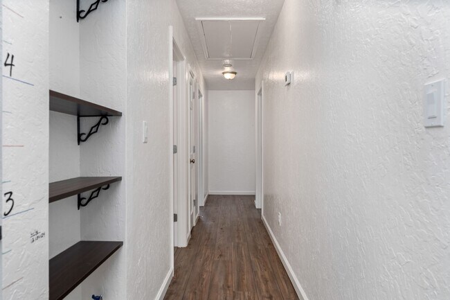 Building Photo - JC Rental Available. Prime location