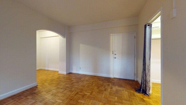 Building Photo - Foggy Bottom Efficiency W/Roofdeck & Garde...