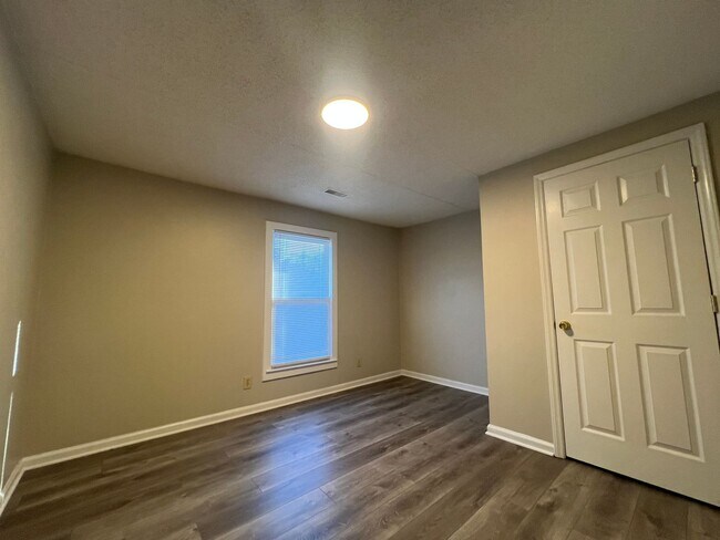 Building Photo - Price reduced!! Move-in Ready**