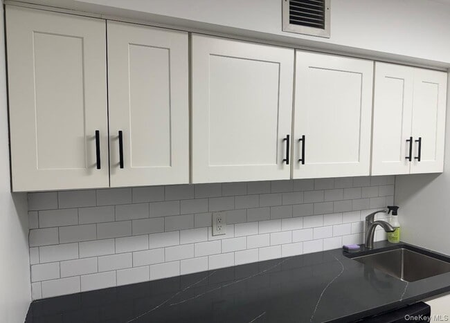 Building Photo - 235 W Park Ave