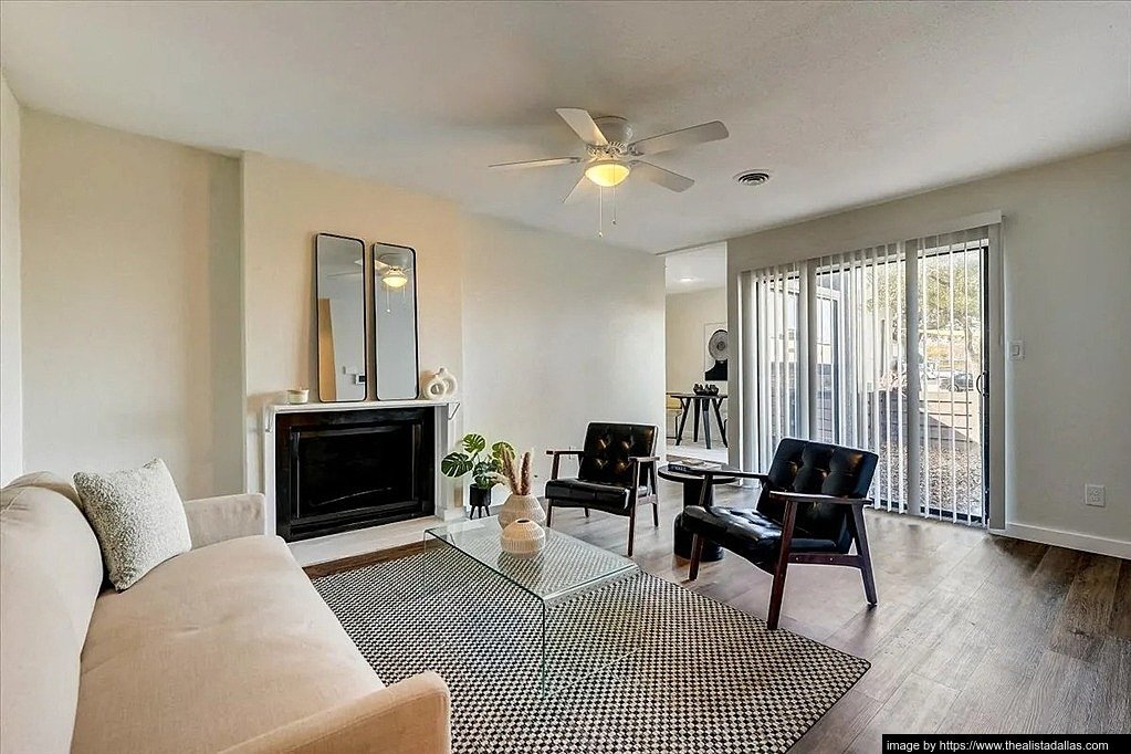 Building Photo - 10028 Royal Ln