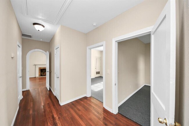 Building Photo - 909 S Victory St