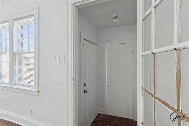 Building Photo - 10343 Crocuslawn Ave