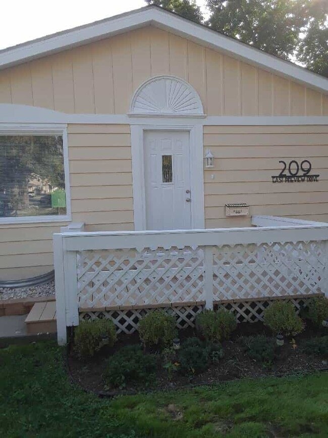 Building Photo - 209 E Pineview Dr