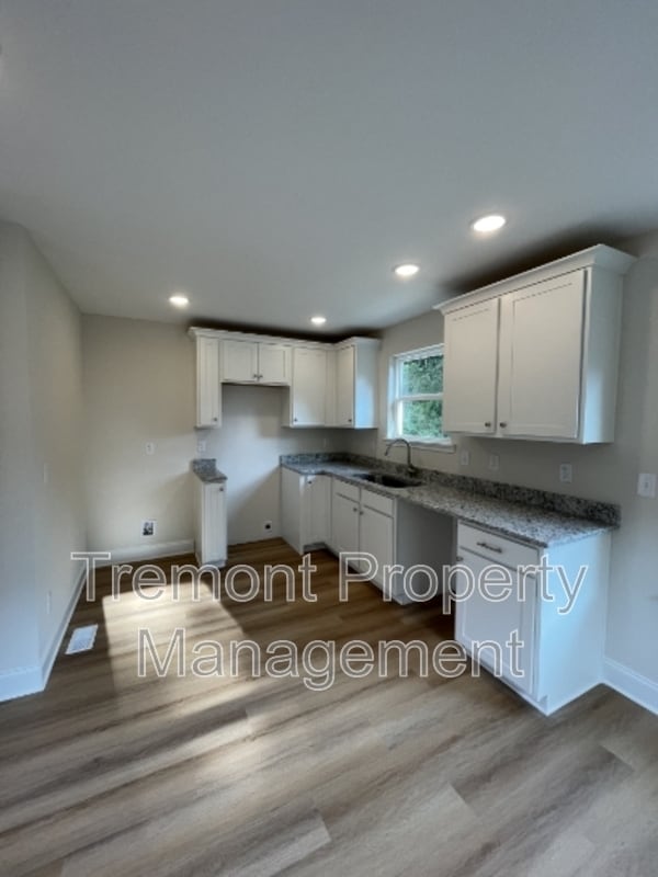 Building Photo - 4073 Manor Rd